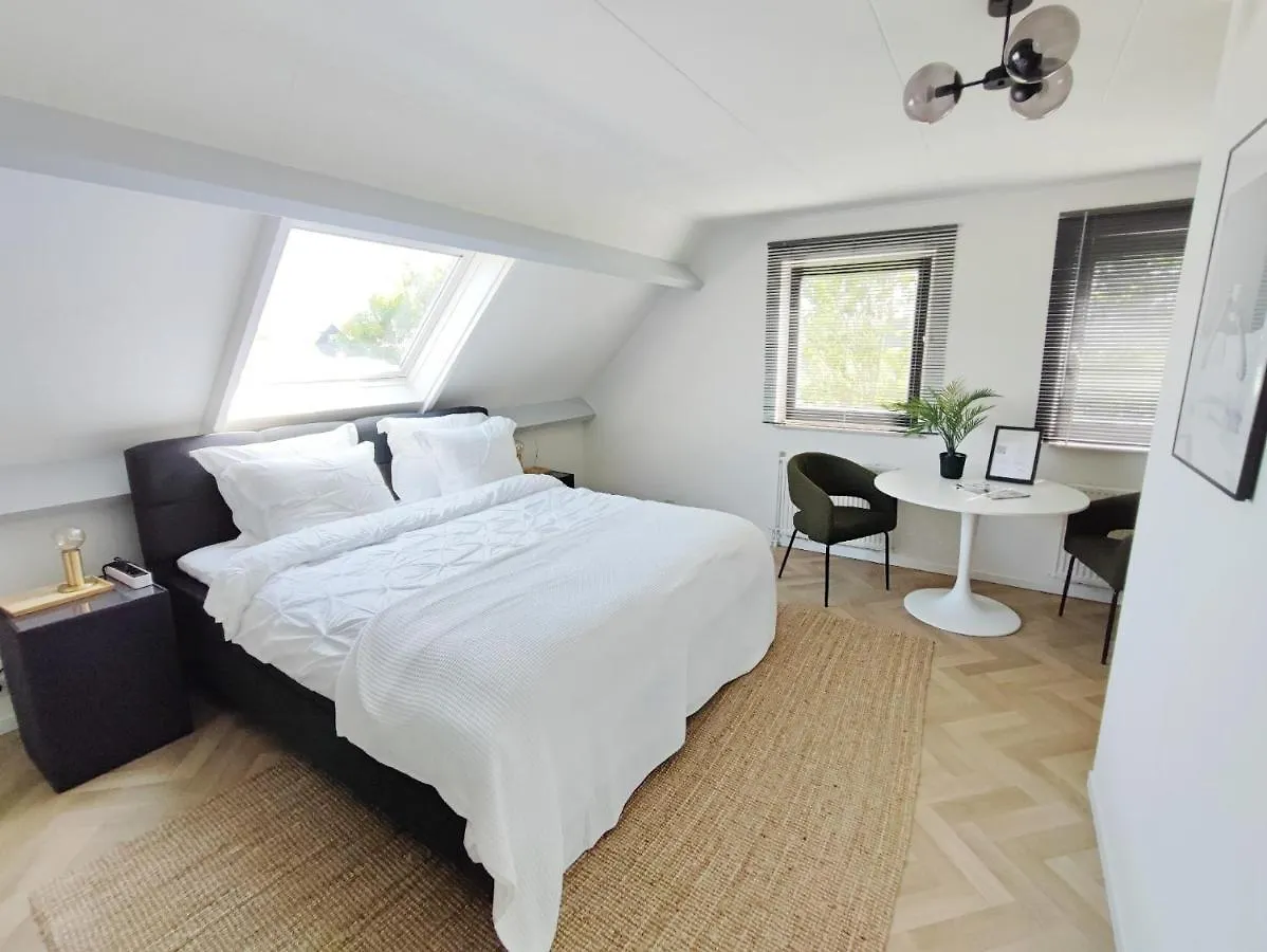 Guesthouse At The Amstel River With 2Br 2Ba And Garden Amstelveen